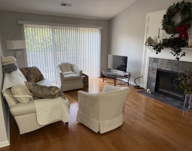 1907 Gresham Circle - Photo Thumbnail 2