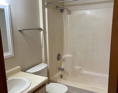 352 College Street - Photo Thumbnail 15