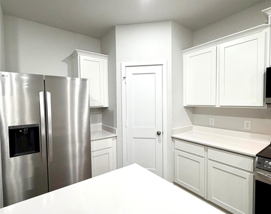 533 Shoreview Drive - Photo Thumbnail 9