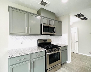 8426 Woodland Knoll Lane - Photo Thumbnail 8