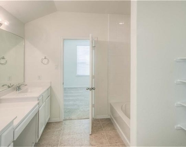 8410 Green Paseo Place - Photo Thumbnail 11