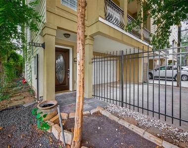 1015 Stanford Street - Photo Thumbnail 5
