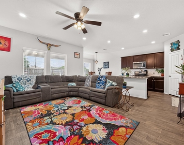 811 Petunia Falls Lane - Photo Thumbnail 8