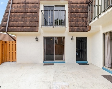 1418 Park Shore Circle - Photo Thumbnail 1