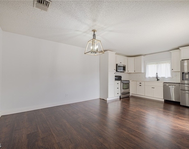 1418 Park Shore Circle - Photo Thumbnail 5