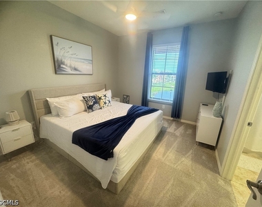 11901 Izarra Way - Photo Thumbnail 12