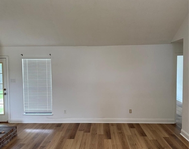 3211 Mesquite Drive - Photo Thumbnail 8