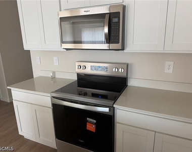 1106 Ne 39th Terrace - Photo Thumbnail 3