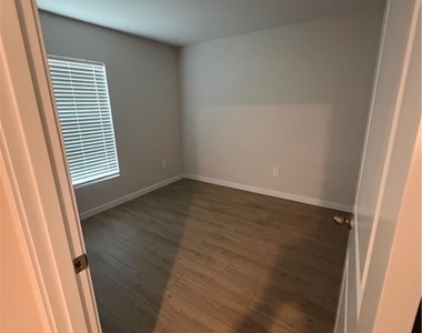 1106 Ne 39th Terrace - Photo Thumbnail 10