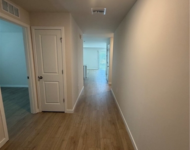 1106 Ne 39th Terrace - Photo Thumbnail 9