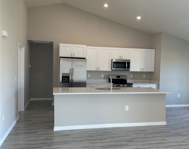 921 Nw 16th Terrace - Photo Thumbnail 4