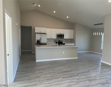 921 Nw 16th Terrace - Photo Thumbnail 3