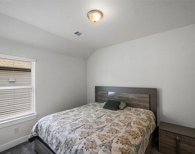 7115 Prairie Heights Drive - Photo Thumbnail 23