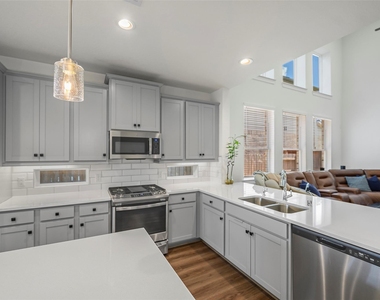 7115 Prairie Heights Drive - Photo Thumbnail 10