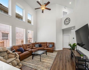7115 Prairie Heights Drive - Photo Thumbnail 6