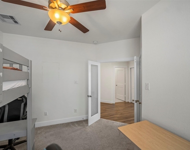 7115 Prairie Heights Drive - Photo Thumbnail 4