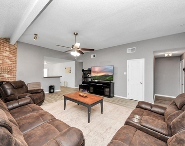 11031 Kirkmead Drive - Photo Thumbnail 3