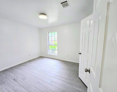 4018 Crystal Lake Circle N - Photo Thumbnail 28
