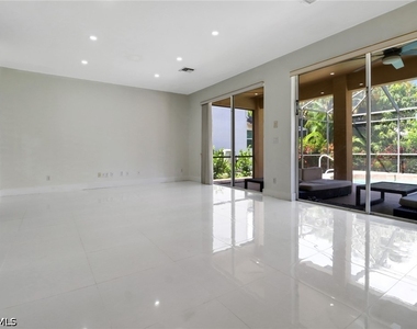 8271 Laurel Lakes Way - Photo Thumbnail 13