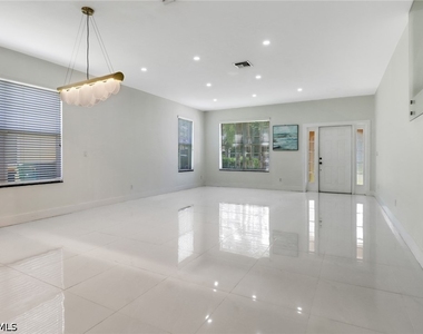 8271 Laurel Lakes Way - Photo Thumbnail 14