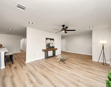 2407 Crestdale Dr - Photo Thumbnail 5