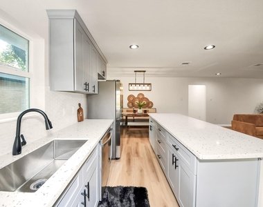 2407 Crestdale Dr - Photo Thumbnail 14