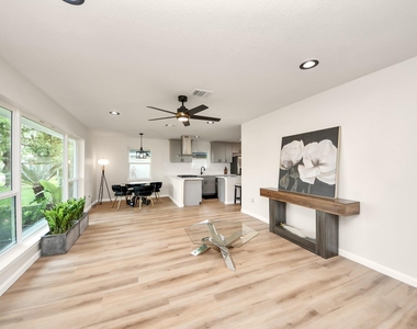 2407 Crestdale Dr - Photo Thumbnail 3