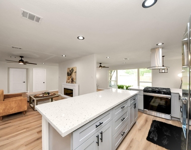 2407 Crestdale Dr - Photo Thumbnail 11