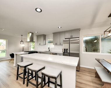 2407 Crestdale Dr - Photo Thumbnail 9