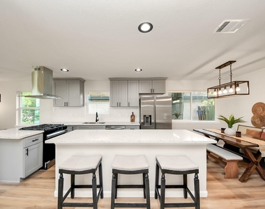 2407 Crestdale Dr - Photo Thumbnail 8