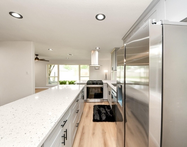 2407 Crestdale Dr - Photo Thumbnail 10