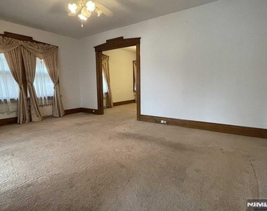 188 Laurel - Photo Thumbnail 2