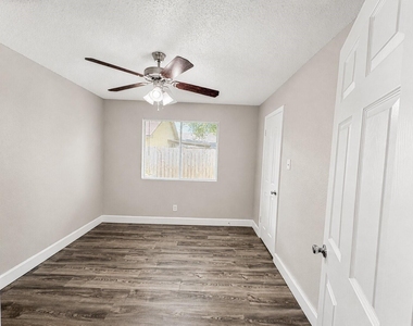10806 Parkland Woods Drive - Photo Thumbnail 7