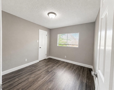 10806 Parkland Woods Drive - Photo Thumbnail 8