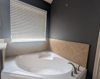14915 Bronze Finch Drive - Photo Thumbnail 16