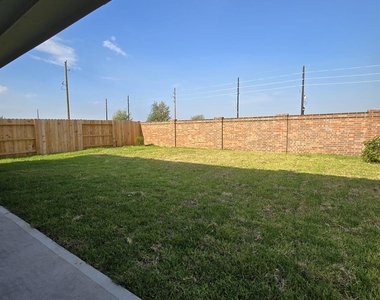 3008 Pintail Green Drive - Photo Thumbnail 16
