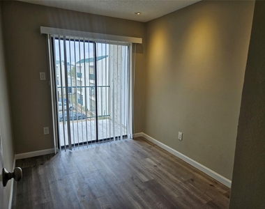 2816 S Bartell Drive - Photo Thumbnail 6