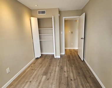 2816 S Bartell Drive - Photo Thumbnail 7