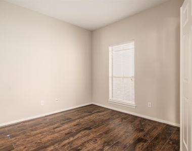 5231 Summerside Drive - Photo Thumbnail 5