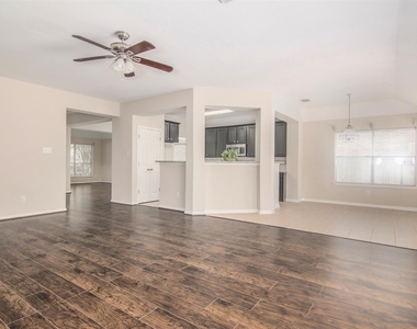5231 Summerside Drive - Photo Thumbnail 8