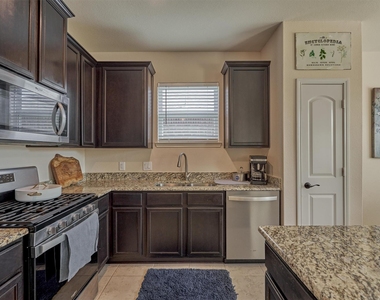 8884 Oval Glass Street - Photo Thumbnail 9