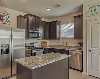 8884 Oval Glass Street - Photo Thumbnail 10