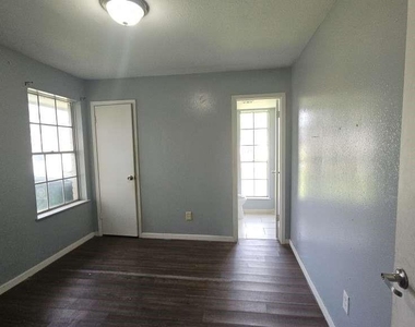 7623 Kellwood Drive - Photo Thumbnail 10