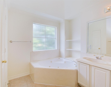 911 Reinicke Street - Photo Thumbnail 44