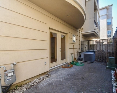 1515 Hyde Park Boulevard - Photo Thumbnail 32