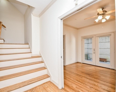 1515 Hyde Park Boulevard - Photo Thumbnail 2