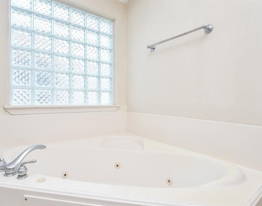 1515 Hyde Park Boulevard - Photo Thumbnail 19