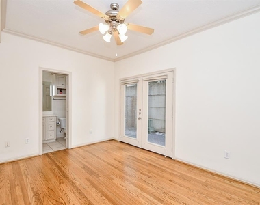 1515 Hyde Park Boulevard - Photo Thumbnail 3
