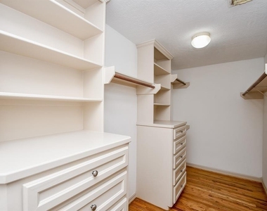 1515 Hyde Park Boulevard - Photo Thumbnail 21