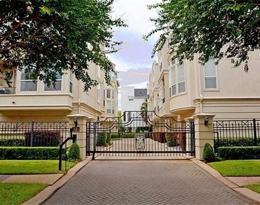 1515 Hyde Park Boulevard - Photo Thumbnail 34